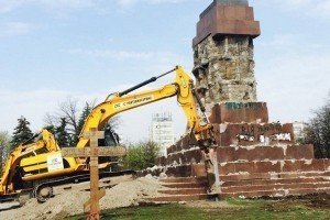 У Харкові демонтують постамент найбільшого в Україні пам'ятника Леніну
