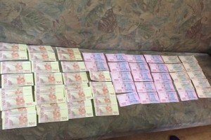 Столичного слідчого спіймали на хабарі