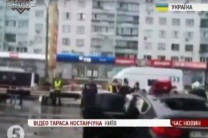 ДТП у Києві: авто збило опору електропередач, є постраждалі