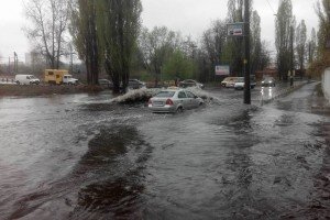 У Києві через зливу "попливли" автомобілі