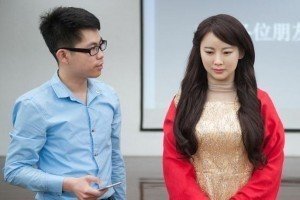 У Китаї представили надреалістичну "робота-богиню"