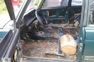 Патрульні зупинили нетверезого водія на чудернацькому авто – з пеньком замість сидіння