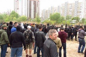 Протести проти скандальної забудови на Позняках: у сутичках постраждали дві жінки