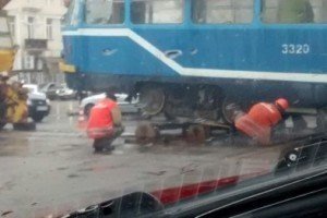 В Одесі два трамваї, які об’їжджали калюжі, зійшли з колій