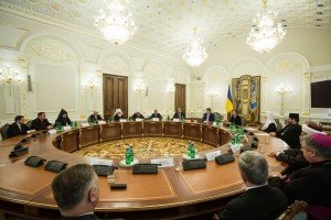 Порошенко доручив Міноборони прискорити розробку положення про капеланство у ЗСУ