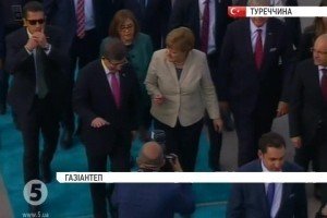 Меркель і Туск прибули до центру сирійських біженців на півдні Туреччини