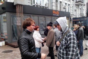 У Києві мітингарі домоглись демонтажу літнього майданчика біля кафе
