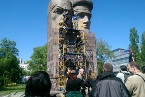 У Києві натовп людей демонтує пам’ятник чекістам