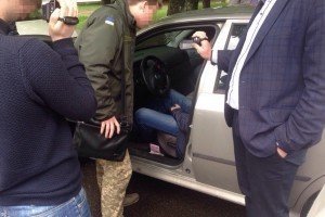 СБУ схопила на хабарі офіцера поліції 