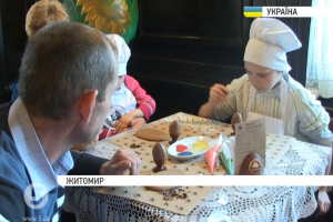 У Житомирі діти з особливими потребами розмалювали шоколадні писанки