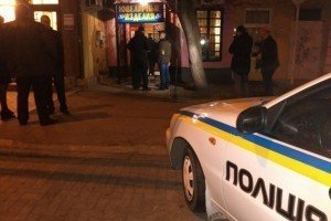 Миколаївські поліціянти затримали своїх колег, котрі зі зброєю пограбували ювелірний магазин