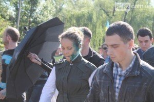 У мережі з’явилося відео, як Королевську обливають зеленкою