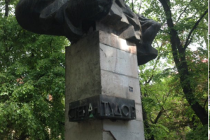 У Львові спробували повалити пам&rsquo;ятник радянському поету, постраждало двоє поліцейських