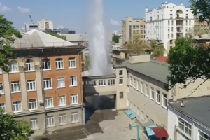 У Харкові на території школи з’явився 15-метровий "гейзер"