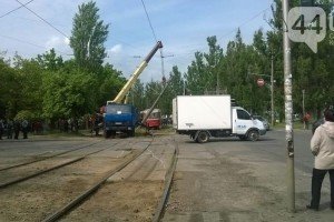 У Києві через падіння стовпа зупинився рух трамваїв