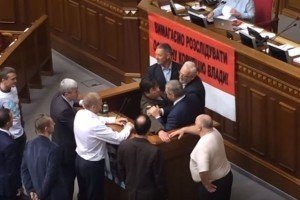 Відео бійки в Раді: Вілкула виштовхали з-за трибуни 