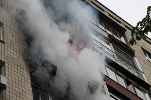 У центрі Києва загорілась багатоповерхівка: врятували 16 осіб