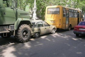 У Миколаєві дві армійські вантажівкі потрапили в аварію з легковиком і шкільним автобусом