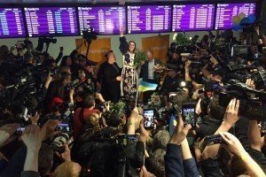 Джамала повернулася в Україну: люди вщент заповнили термінал аеропорту 
