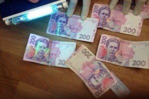 На Хмельниччині під час затримання працівник міграційної служби намагався з'їсти хабар