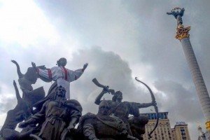День вишиванки у Києві: Либідь одягла двометрову вишиванку зі Львова
