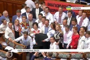 Українські зірки і політики у вишиванках