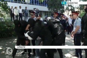 У Казахстані на акціях протесту затримали десятки людей, зокрема і журналістів