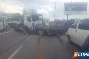У Києві МАЗ зіткнувся з інкасаторським авто – утворились п'ятикілометрові затори