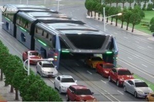 Транспорт майбутнього: у Китаї показали модель автобуса, який їздить над машинами 