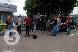 Журналісти очікують в аеропорту прильоту Савченко