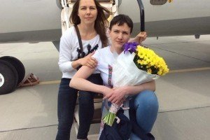 Савченко повертається додому в літаку &ndash; фото Ірини Геращенко