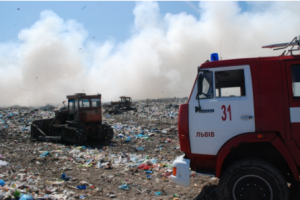 Біля Львова на звалищі сміттям привалило трьох рятувальників
