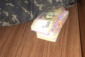 Групу прикордонників разом із керівником затримали за хабарі на виїзді із зони АТО