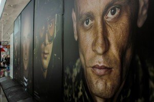  У залах очікування "Борисполя" з'явилися світлини героїв АТО