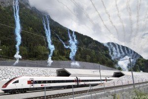 У Швейцарії офіційно відкрили найдовший і найглибший тунель у світі