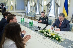 "У нас справжнє свято" – Порошенко підписав волонтерський закон про оборонні закупівлі