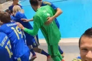 У мережі набирає популярності відео того, як українська збірна у Франції "готується" до Євро-2016