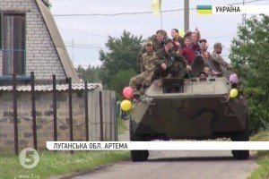 Дитячий день на лінії розмежування: українські бійці катають малят на БТРі