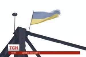 Бійці АТО встановили український прапор на найвищій вежі шахти "Бутівка"