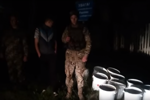 На Луганщині прикордонники затримали українця, який хотів перенести до Росії майже півтонни меду