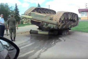 "Танк уронілі" – на дорозі під Москвою перекинувся Т-80 з екіпажем