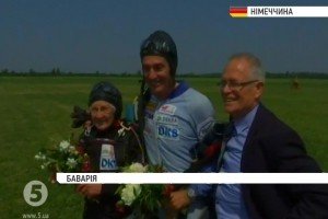 90-річна ровесниця Єлизавети II на честь Дня народження монархині стрибнула з парашутом