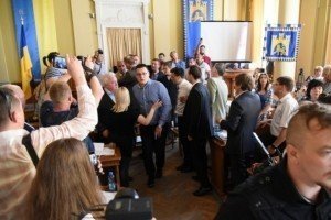 Сутички у Львові: мітингувальники зірвали сесію міської ради