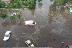 Аномальна погода: у Луцьку випав град зі снігом