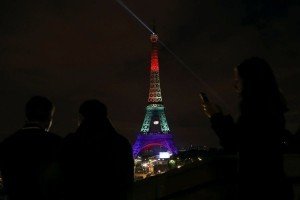 Ейфелеву вежу в пам'ять про жертв стрілянини в Орландо підсвітили кольорами прапора ЛГБТ-спільноти 