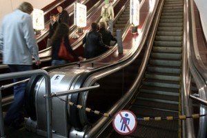 У Києва в метро чоловік упустив на ескалаторі свою валізу, травмувавши дівчину