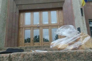 У Миколаєві активісти принесли екс-голові ОДА шкарпетки, сухарі та цигарки