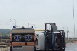 ДТП у Києві: біля станції метро перекинулася фура, є постраждалі