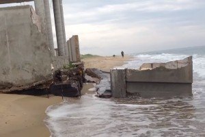 Під Одесою шторм змив у море маєток Литвина 
