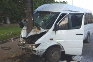 У Києві сталася ДТП: маршрутка з людьми врізалася в електроопору